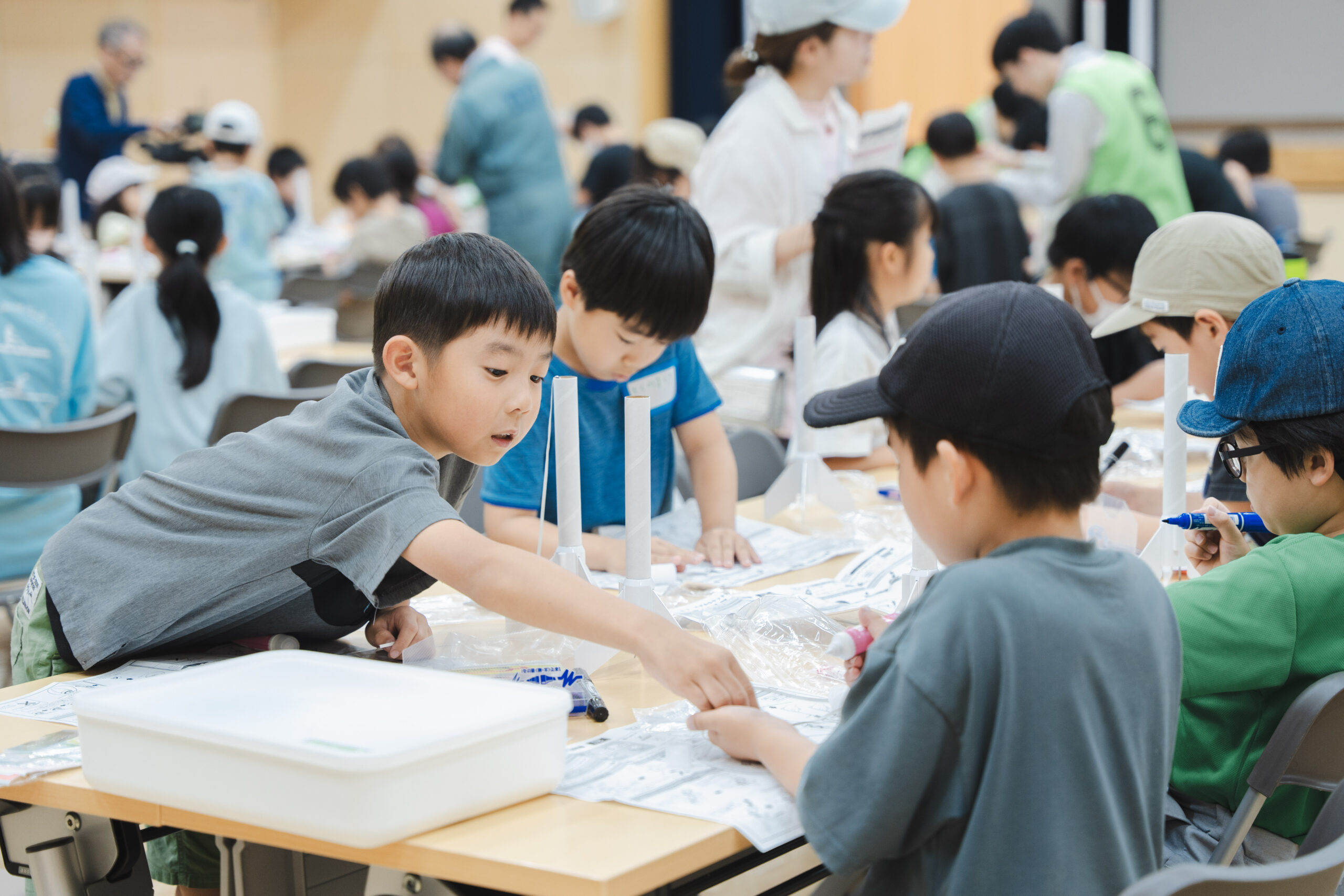 ロケット製作に集中する子どもたち