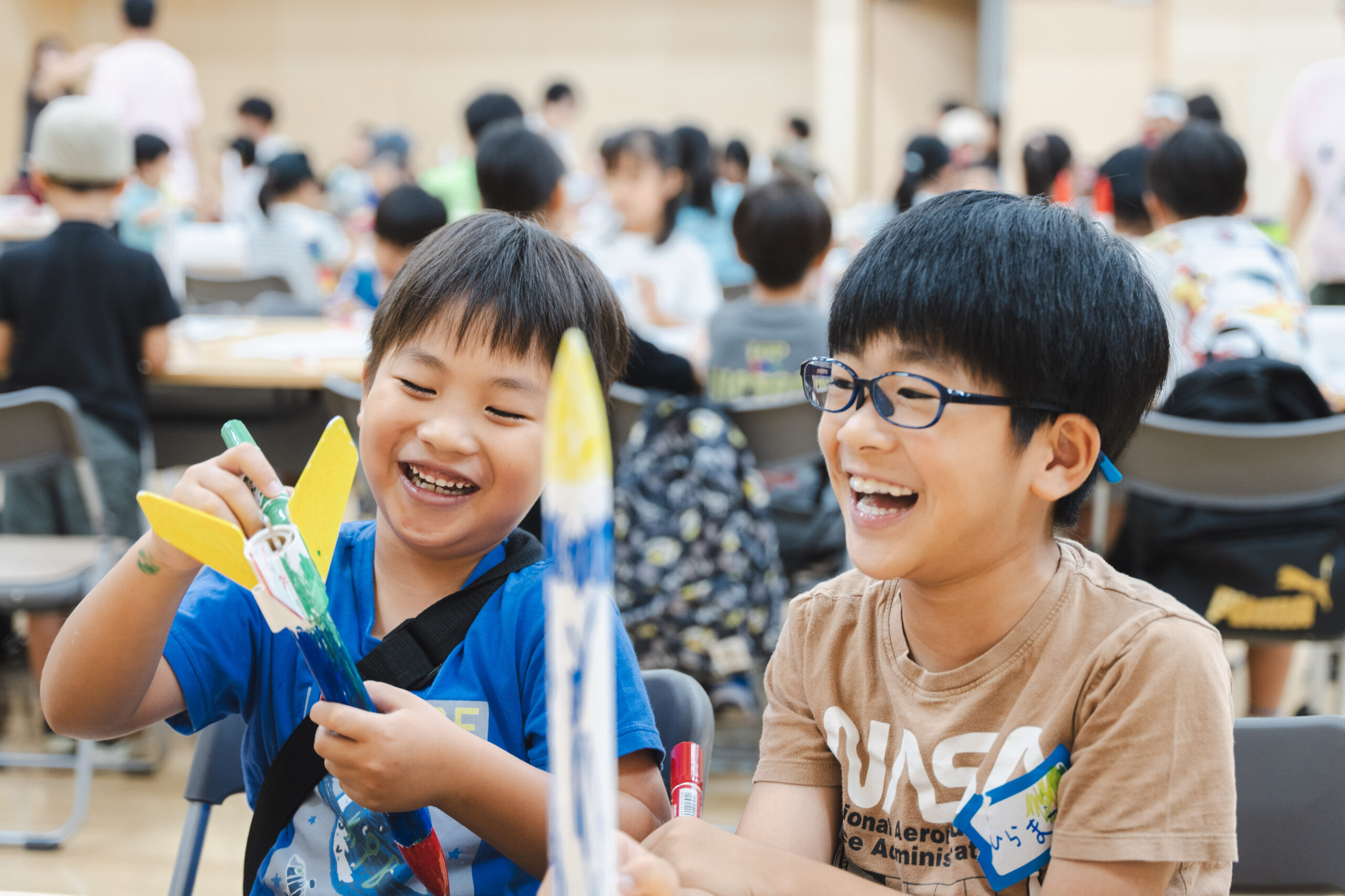 ロケット製作中に笑い合う子どもたち