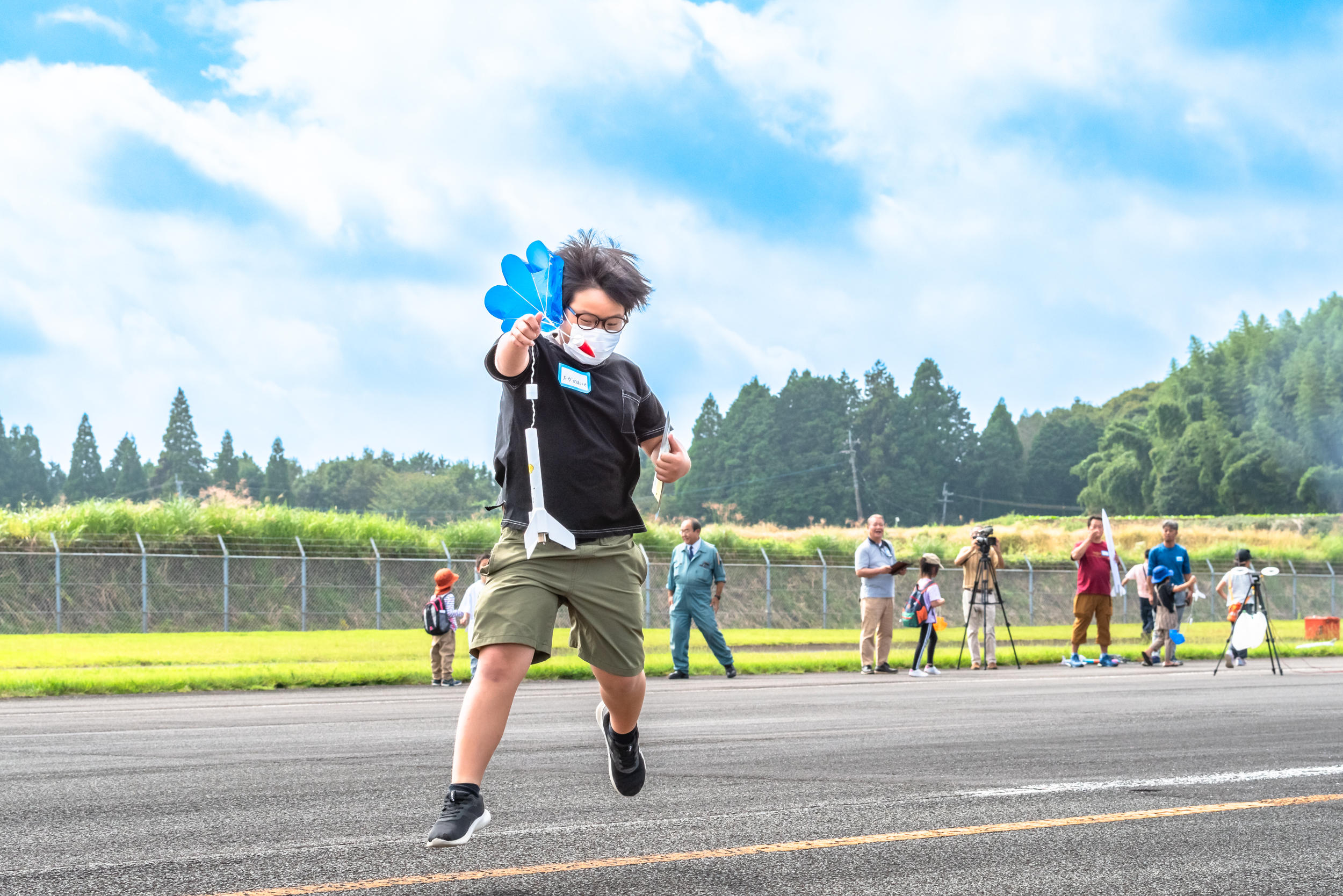 ロケットを持って走る子ども
