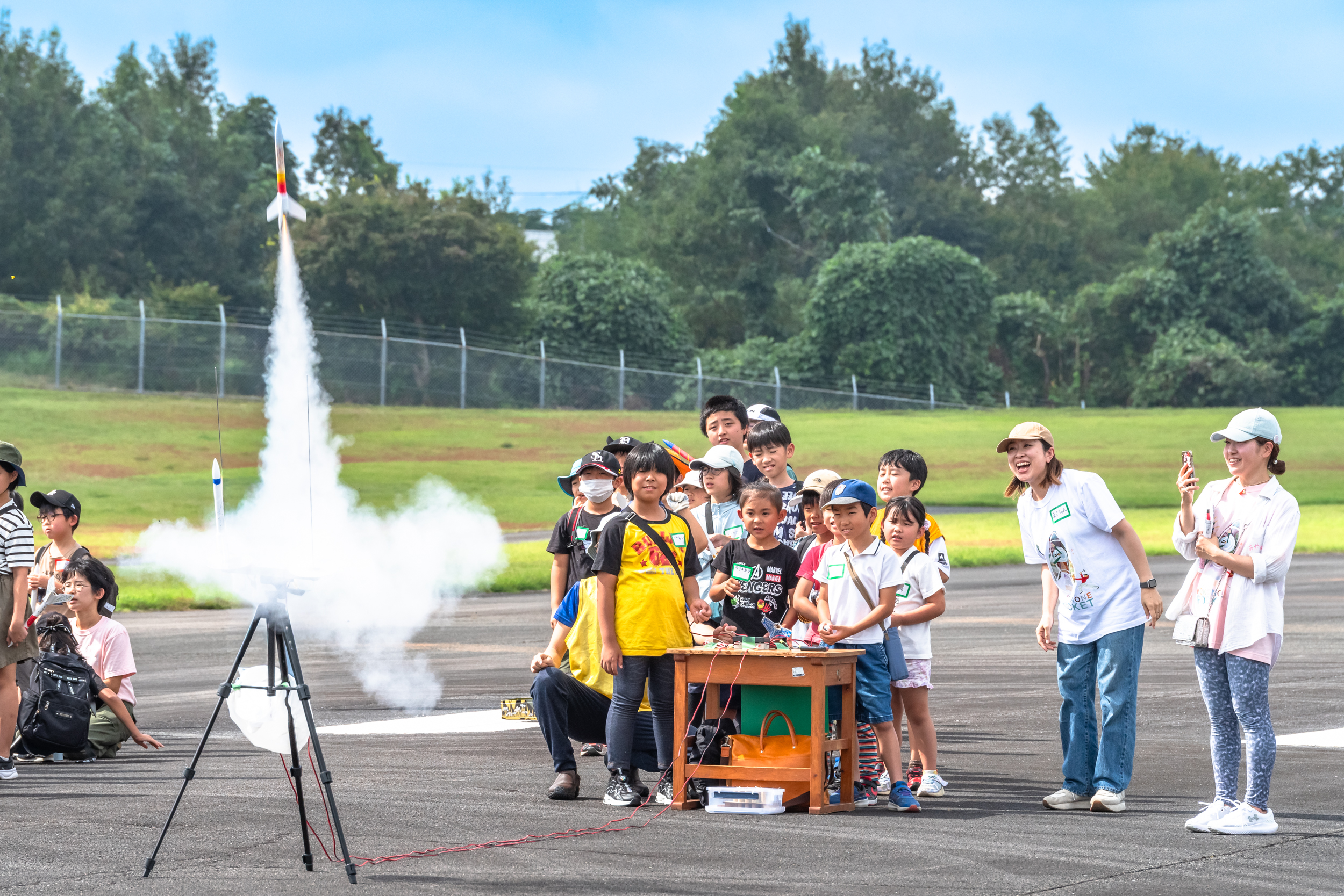 発射と見守る子どもたち